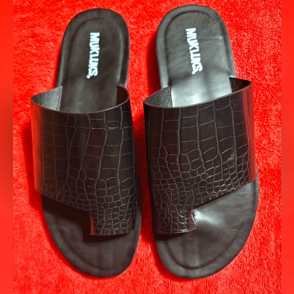 MukLuks toe ring sandals 10